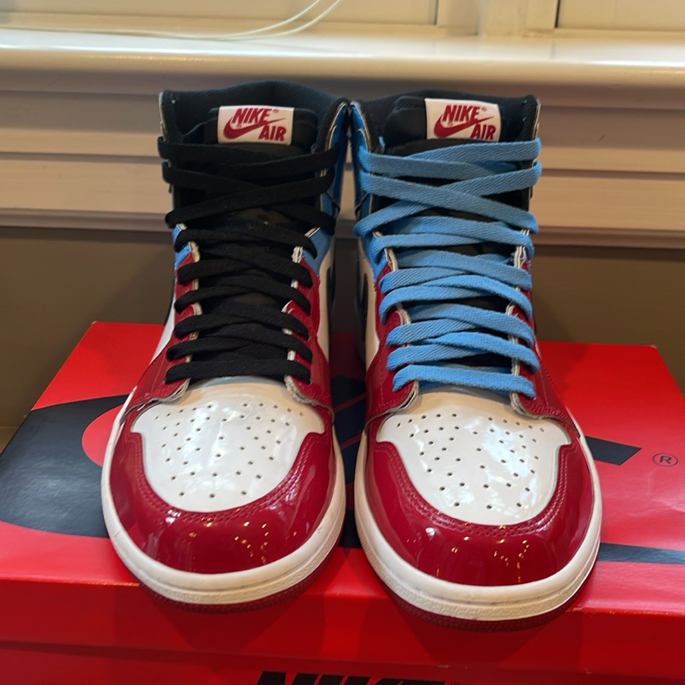 Jordan 1 retro high OG “fearless” white/black/university blue size 9.5